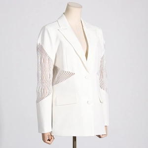 Dettaglio del blazer bianco con raffinati inserti in pizzo su maniche e girovita