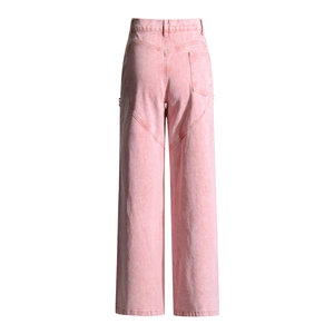 Detail der pinkfarbenen Wide-Leg-Jeans mit einzigartigen herzförmigen Nähten auf der Rückseite