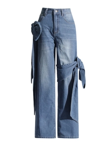 Jean droit taille haute en denim bleu clair avec grands nœuds décoratifs à la mode