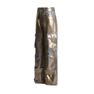 Détail du pantalon cargo doré métallisé avec poches multiples et taille haute