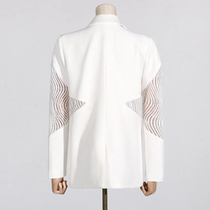 Vista posteriore dettagliata del blazer bianco con inserti in pizzo velato e motivi a onde