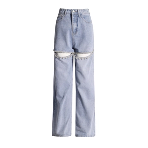 Detail der hellblauen Jeans mit strassbesetzten Ausschnitten und hoher Taille
