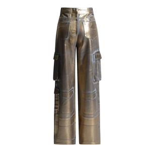 Détail du pantalon cargo bronze métallisé avec design multi-poches et coupe taille haute