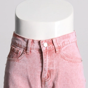 Detailansicht der rosa gewaschenen Denim-Taille mit Silberknopf und High-Waist-Design