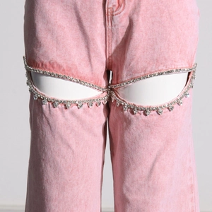 Detail der rosa Weitbein-Jeans mit funkelndem Strass-Herz-Ausschnitt-Design