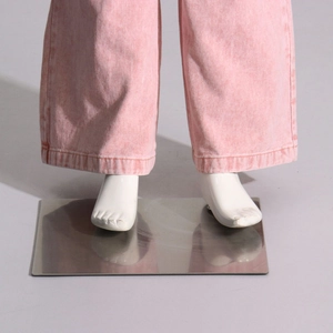 Detailansicht des Saums der rosa Wide-Leg-Jeans mit Doppelnaht auf Metallständer