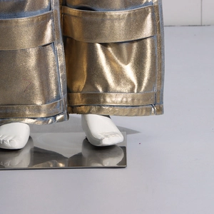 Détail du pantalon cargo doré métallisé avec design multi-poches et taille haute