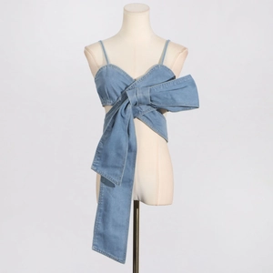 Nahaufnahme des hellblauen Denim-Camisoles mit großer Schleife und schmalen Trägern