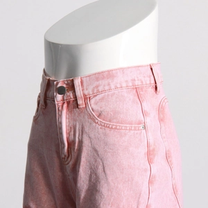 Detailansicht der rosa gewaschenen Denim-Taille mit Metallknopf und Steppnähten
