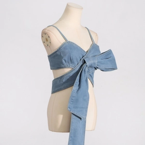 Detailansicht eines Denim-Korsett-Tops mit großer Schleife und gewaschener blauer Textur