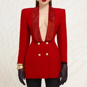Dettaglio blazer rosso con scollo a V ricamato di perline e bottoni dorati di lusso