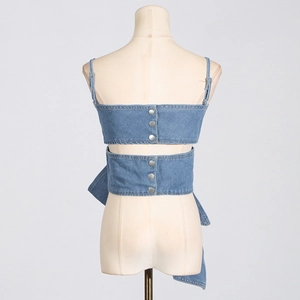 Detail eines hellblauen Denim-Crop-Tops mit schmalen Trägern und Metallknöpfen hinten