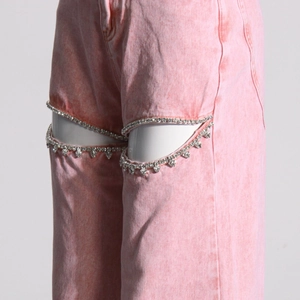 Detailansicht der rosa Acid-Wash-Jeans mit Strassbesatz und Cut-out am Oberschenkel