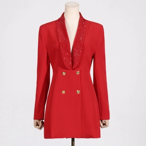 Dettaglio dell'abito blazer rosso con revers a scialle di paillettes e bottoni dorati