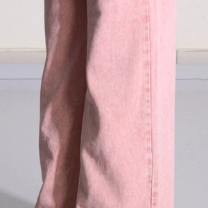 Detailaufnahme der pinkfarbenen Wide-Leg-Denim-Hose mit Stoffstruktur und Sandwashed-Finish