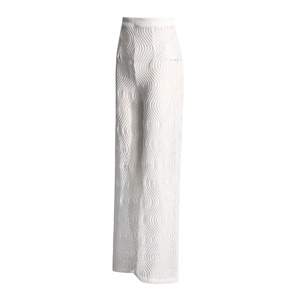 Gros plan détaillé du pantalon blanc taille haute à jambes larges avec dentelle ondulée