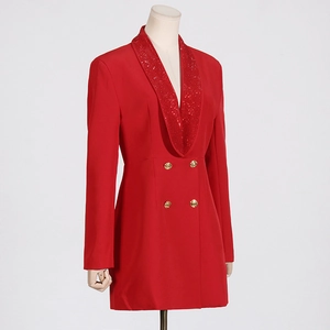 Dettaglio dell'abito blazer rosso con revers a scialle con paillettes e bottoni oro