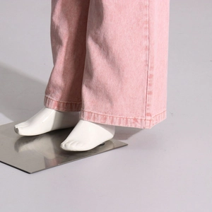Detailansicht der rosa Weitbein-Jeans mit Fokus auf Textur und Naht am Beinsaum