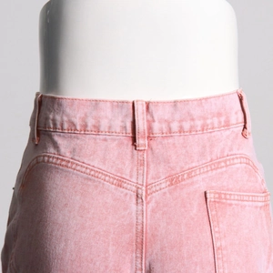 Detailansicht der rosa Snowflake-Wash Jeans mit hoher Taille und Gesäßtaschendetails