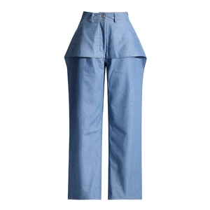 Vue détaillée du jean taille haute à jambe large avec taille à design superposé