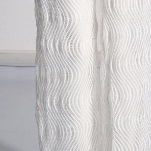 Détail macro du tissu en maille blanche avec une texture ondulée verticale élégante
