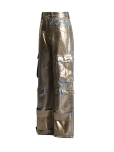 Pantalon cargo doré métallisé à taille haute avec multiples poches et sangles décoratives