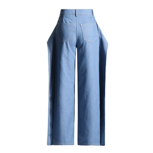 Vue arrière détaillée du jean taille haute en denim bleu clair avec panneaux latéraux ailés