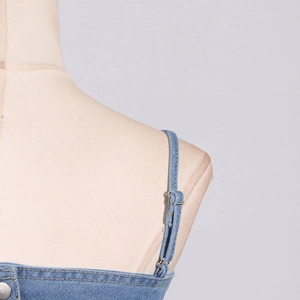 Nahaufnahme verstellbarer dünner Träger und Silberschnallen am blauen Jeans-Top