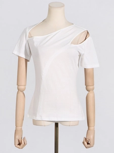 White slim-fit T-shirt with asymmetrical hollow-out shoulder design and short sleeves