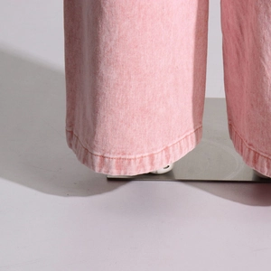 Detailaufnahme der rosa gewaschenen Denim-Hose mit weitem Bein und hochwertiger Saumverarbeitung
