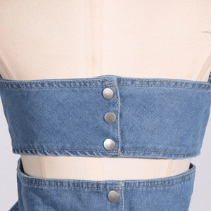 Detaillierte Nahaufnahme des blauen Denim-Korsett-Tops mit silbernen Knöpfen und feinen Nähten