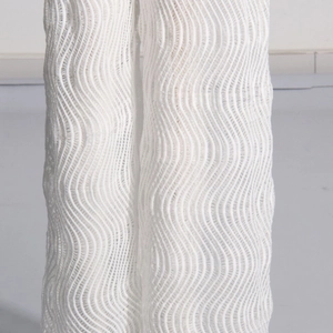 Détail du pantalon en crochet blanc avec motif ondulé et dentelle ajourée bohème