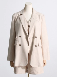 Ensemble trois pièces pour femme avec blazer croisé, gilet et short assorti en beige