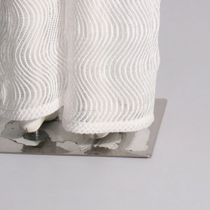 Gros plan détaillé du pantalon en maille blanche avec texture plissée ondulée en relief