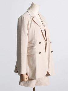 Tailleur trois pièces beige élégant pour femme avec blazer oversize, gilet et short