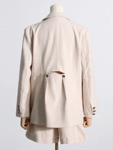 Ensemble tailleur 3 pièces chic avec blazer à découpe au dos et boutons décoratifs