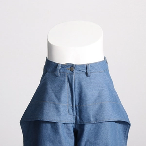 Gros plan sur la taille d'un jean bleu avec bouton en métal et surpiqûres jaunes