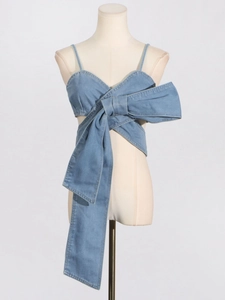 Hellblaues Denim-Bandeau-Top mit großer Schleife auf einer Schneiderpuppe in Weiß