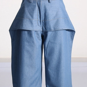 Détail de ce pantalon en jean bleu clair à jambes larges et design déconstruit unique