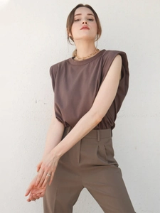 Chic coffee brown muscle T-shirt with shoulder pads and matching high-waisted trousers