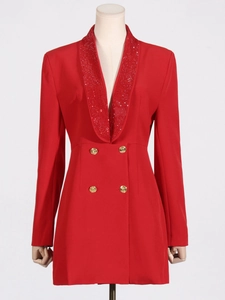 Abito blazer rosso sfiancato con revers di paillettes e bottoni dorati in rilievo