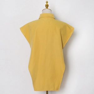Dettaglio del retro di una camicia senza maniche giallo zenzero con colletto classico