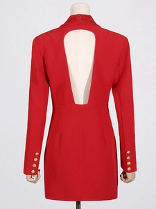 Abito blazer rosso con scollo a V profondo, colletto con paillettes e retro scoperto