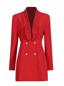 Abito blazer rosso sfiancato con scollo a V, revers decorato e bottoni dorati di lusso