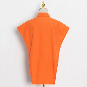 Vista posteriore di una camicia senza maniche arancione vivace con colletto su un manichino