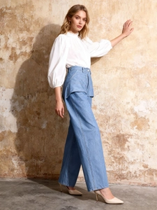 Chemise à manches bouffantes blanche élégante avec un jean denim à jambe large