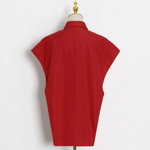 Vista posteriore di una camicia rossa senza maniche con colletto a revers e taglio ampio