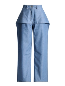 Jean bleu clair à taille haute et jambe large avec un design à plusieurs couches à la taille