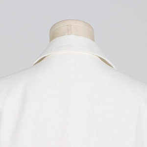 Detailansicht von weißem Blazer-Kragen und Rücken-Schnitt auf einem Holz-Mannequin