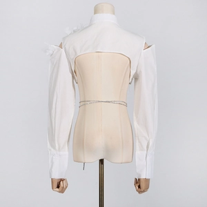 Detailansicht der weißen schulterfreien Bluse mit Federbesatz und rückenfreiem Design